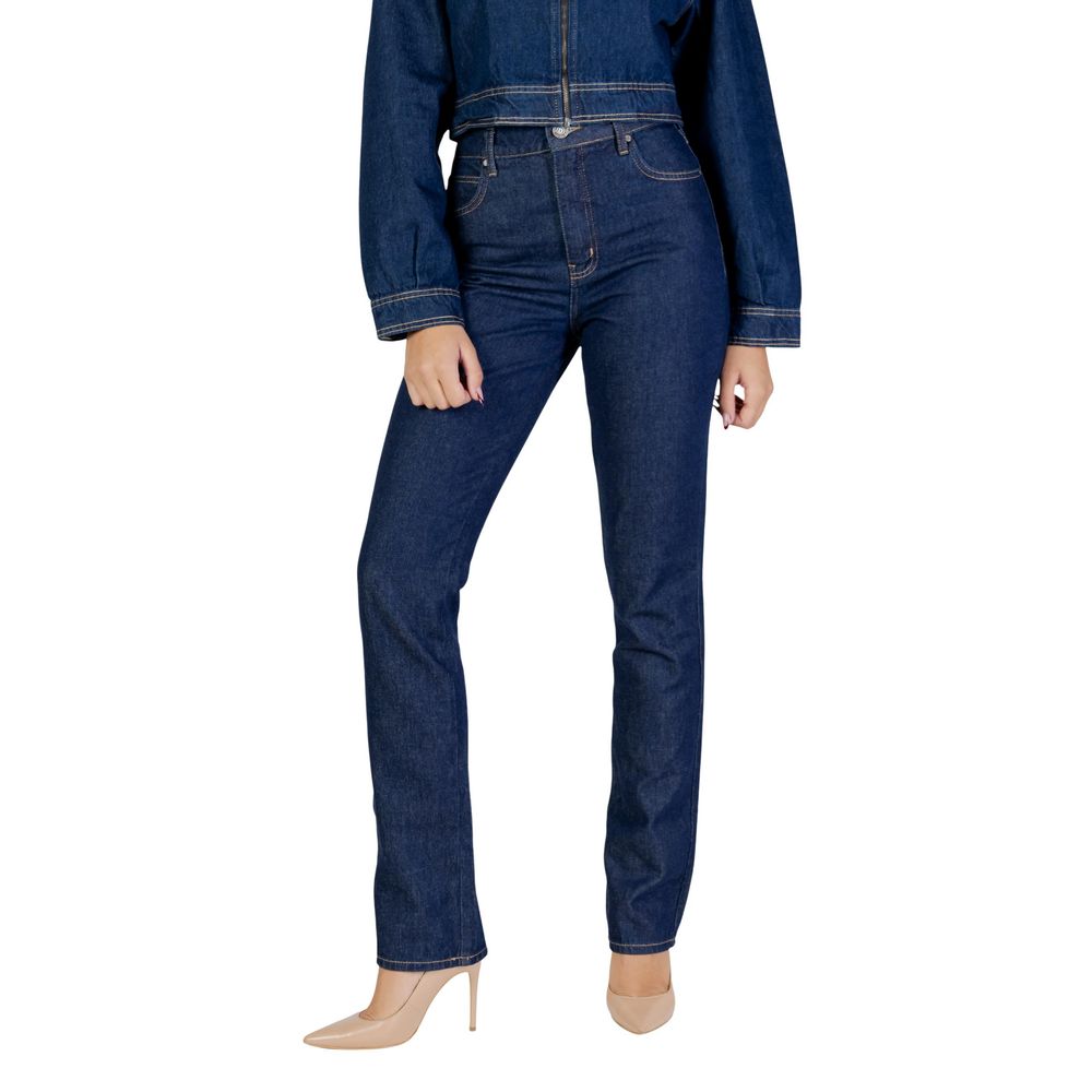 Jeans by Colcci for women in denim cotton blue features a polished silhouette with a polished skinny & slim, reaching a polished long and finished with a polished high rise.