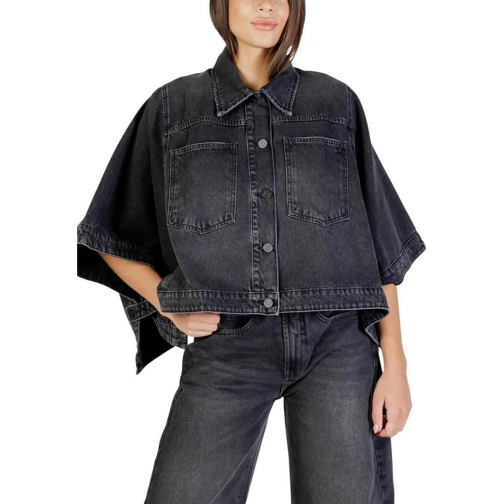 Jacket by Colcci for women in denim cotton black showcases a enveloping silhouette, artfully detailed with a enveloping and premium pockets for a truly enveloping finish.