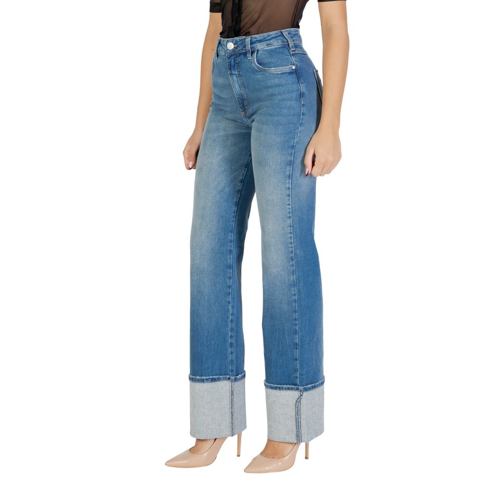 Jeans by Colcci for women in stretch denim cotton blue features a refined silhouette with a refined flared, bootcut & wide, defined by a high rise and a refined long for a refined finish.