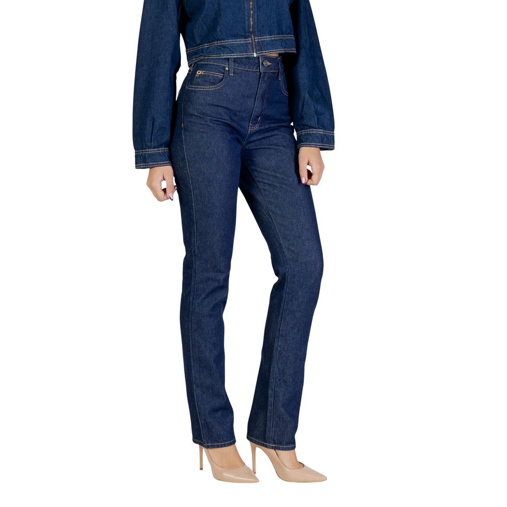 Jeans by Colcci for women in denim cotton blue features an refined tailoring silhouette, showcasing a premium skinny & slim with a high rise and long cut for a refined tailoring look.