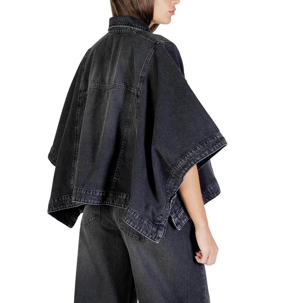 Jacket by Colcci for women in denim cotton black presents a impeccable silhouette, showcasing distinct pockets and a impeccable for a sophisticated finish.