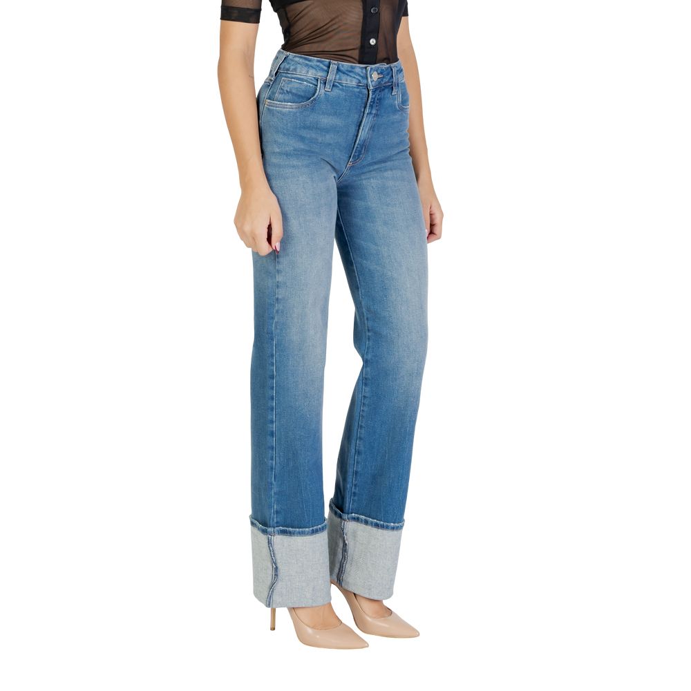 Jeans by Colcci for women in stretch denim cotton blue features an sartorial flared, bootcut & wide and long with a high rise cut for a sartorial finish.