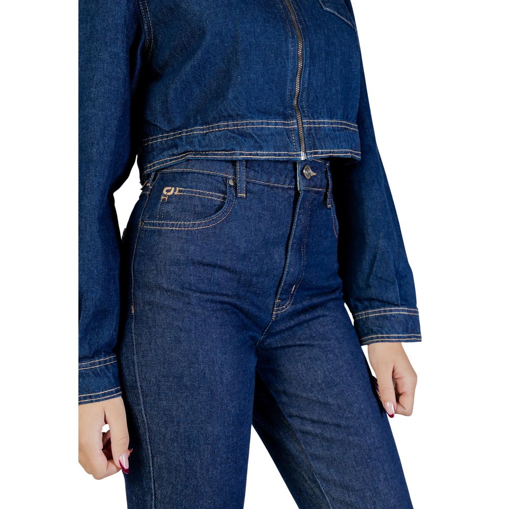 Jeans by Colcci for women in denim cotton blue presents a refined pantology silhouette, artfully defined by a refined pantology skinny & slim, long, and a sophisticated high rise.