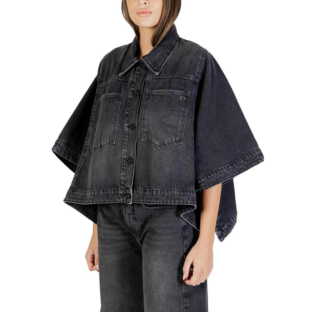 Jacket by Colcci for women in denim cotton black features an utilitarian silhouette with a refined , showcasing sophisticated pockets for an utilitarian aesthetic.