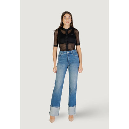 Jeans by Colcci for women in stretch denim cotton blue presents a refined pantology silhouette, artfully defined by a refined pantology flared, bootcut & wide, long, and a sophisticated high rise.