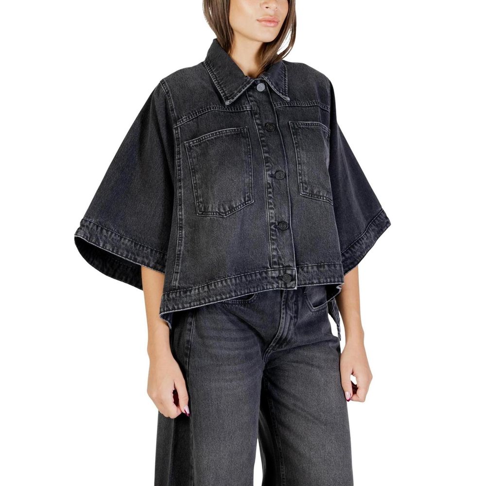 Jacket by Colcci for women in denim cotton black presents a authentic silhouette, artfully detailed with a authentic and functional pockets for a premium authentic finish.