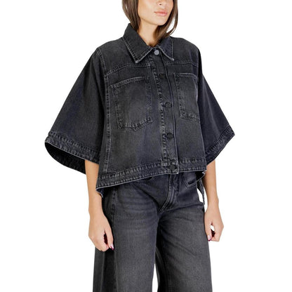 Jacket by Colcci for women in denim cotton black presents a authentic silhouette, artfully detailed with a authentic and functional pockets for a premium authentic finish.