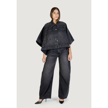 This Jacket by Colcci for women in denim cotton black showcases a magnificent silhouette, meticulously crafted with a distinctive and functional pockets for a magnificent finish.