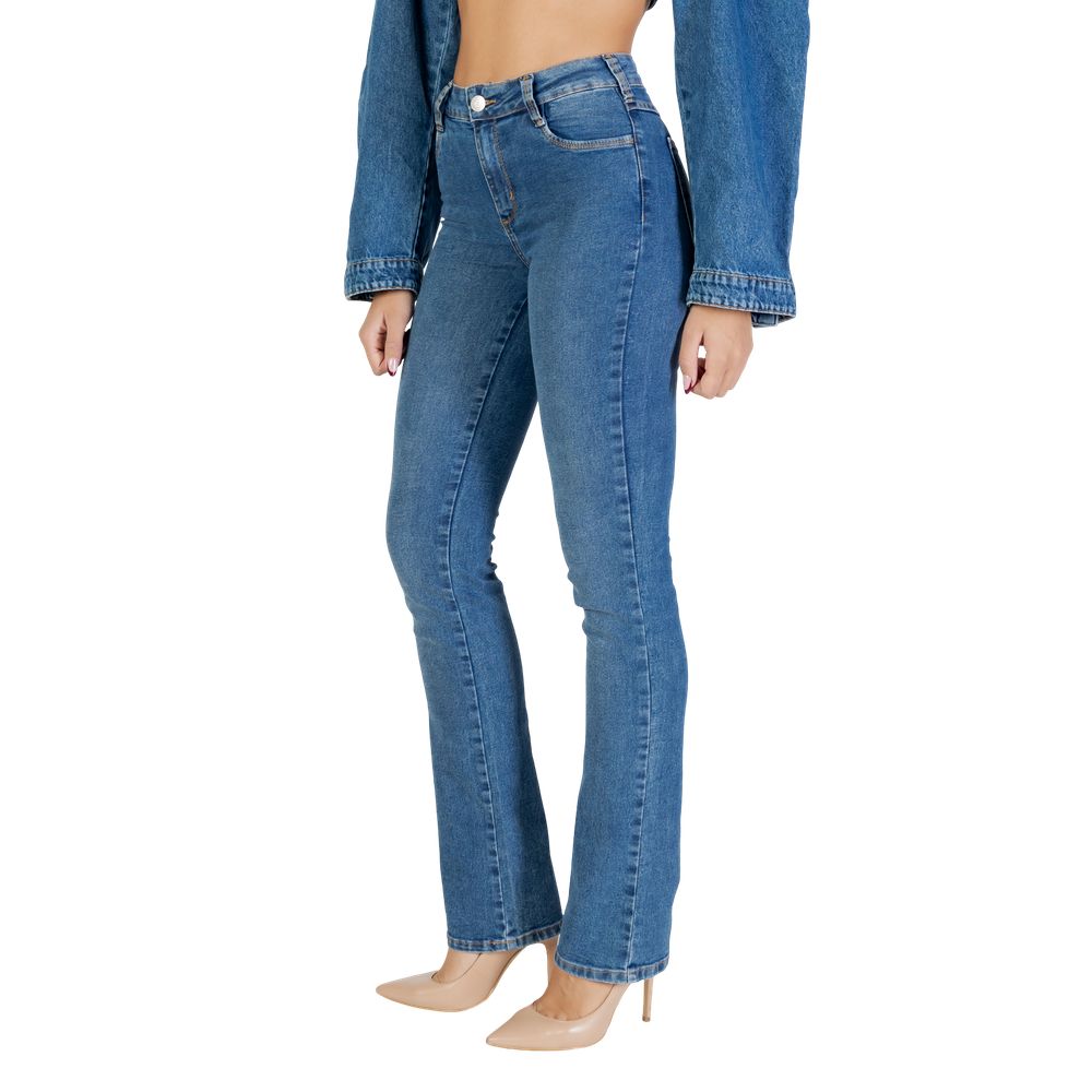Jeans by Colcci for women in stretch denim cotton blue presents a refined pantology silhouette, artfully defined by a refined pantology skinny, long, and a sophisticated high rise.