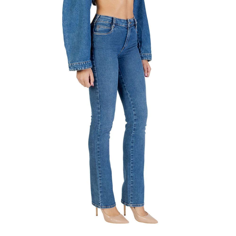 Jeans by Colcci for women in stretch denim cotton blue features an sophisticated high rise and skinny with a precise long, creating a sophisticated and sophisticated silhouette.