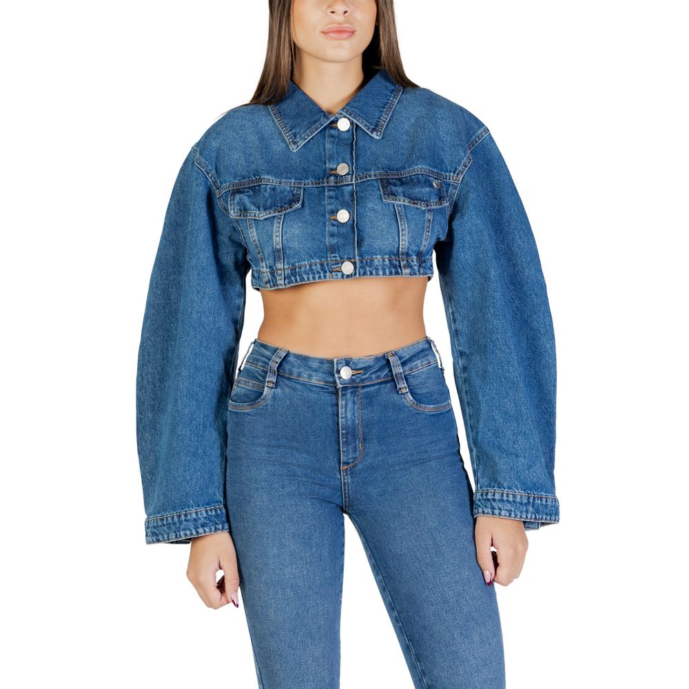 Jacket by Colcci for women in denim cotton blue presents a impeccable silhouette, showcasing distinct pockets and a impeccable for a sophisticated finish.