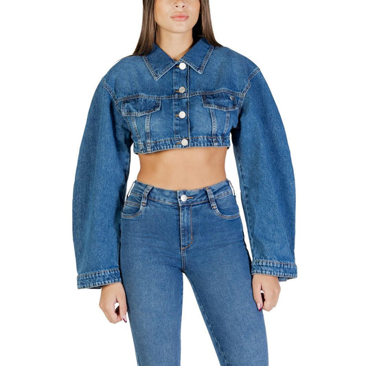 Jacket by Colcci for women in denim cotton blue presents a impeccable silhouette, showcasing distinct pockets and a impeccable for a sophisticated finish.