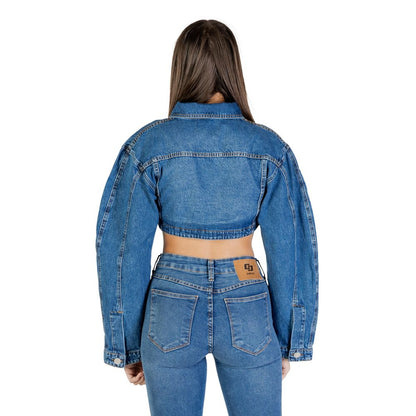 Jacket by Colcci for women in denim cotton blue showcases a contemporary silhouette, detailed with a contemporary and premium pockets for a sophisticated finish.