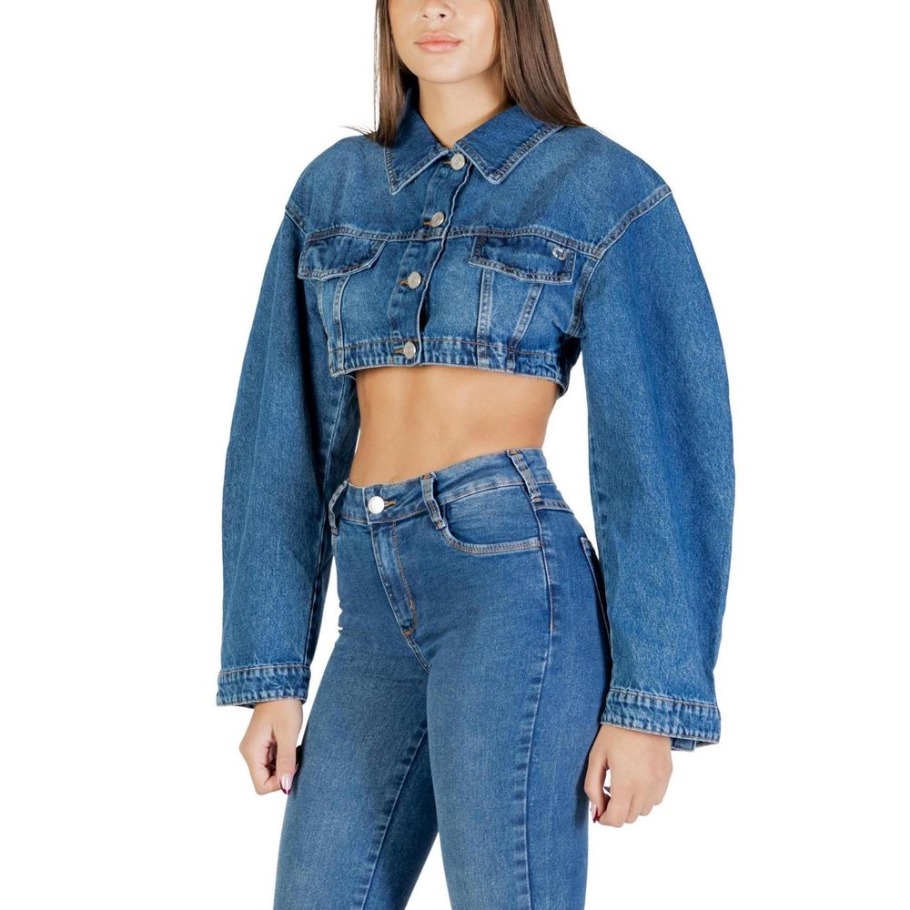Jacket by Colcci for women in denim cotton blue features a smart silhouette, perfectly accentuated by its unique and functional pockets for a smart finish.