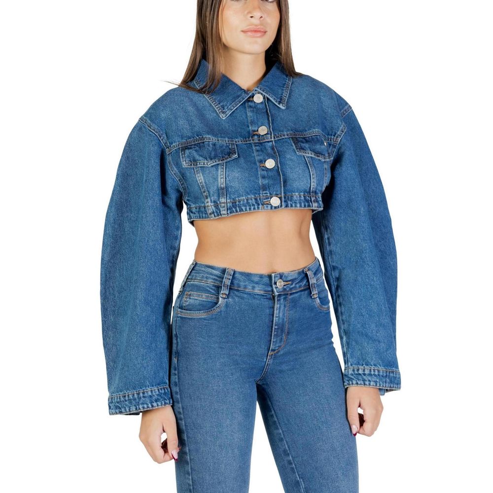Jacket by Colcci for women in denim cotton blue presents a authentic silhouette, artfully detailed with a authentic and functional pockets for a premium authentic finish.