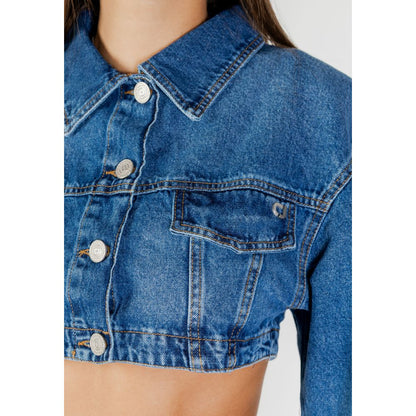 This Jacket by Colcci for women in denim cotton blue showcases a magnificent silhouette, meticulously crafted with a distinctive and functional pockets for a magnificent finish.