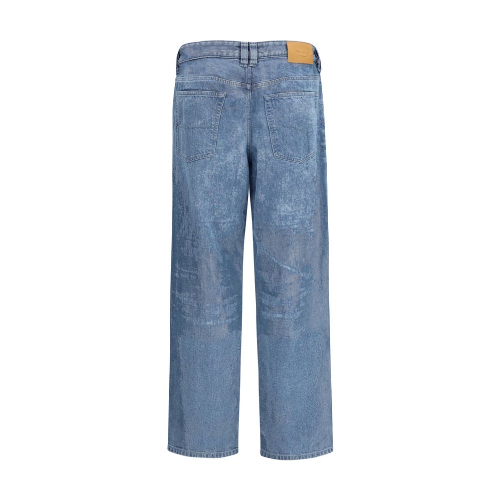 Jeans by Diesel for men in denim cotton blue presents a refined pantology silhouette, artfully defined by a refined pantology straight-leg & regular-fit, long, and a sophisticated .