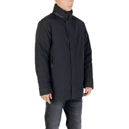 This Parka by Peuterey for men in stretch polyester black presents a enveloping silhouette, meticulously detailed with pockets and a enveloping high-collar neckline.