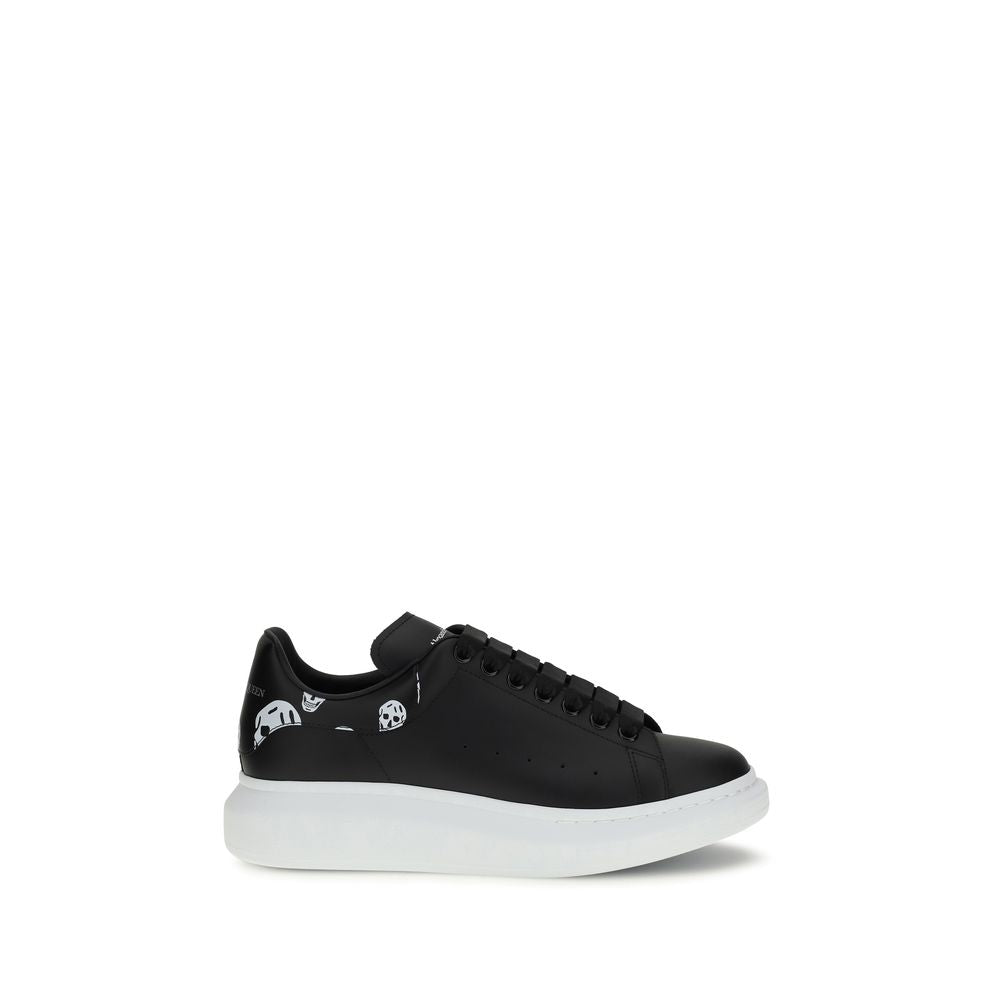 Sneakers by Alexander McQueen for men in bos taurus calfskin leather black, white, signature & print features an timeless silhouette from the Skull Men's Chunky Bos Taurus Calfskin Leather Sneakers collection, showcasing a signature chunky style with an timeless finish.