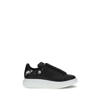 Sneakers by Alexander McQueen for men in bos taurus calfskin leather black, white, signature & print features an timeless silhouette from the Skull Men's Chunky Bos Taurus Calfskin Leather Sneakers collection, showcasing a signature chunky style with an timeless finish.