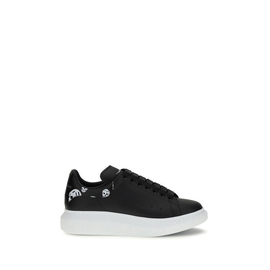 Sneakers by Alexander McQueen for men in bos taurus calfskin leather black, white, signature & print features an timeless silhouette from the Skull Men's Chunky Bos Taurus Calfskin Leather Sneakers collection, showcasing a signature chunky style with an timeless finish.