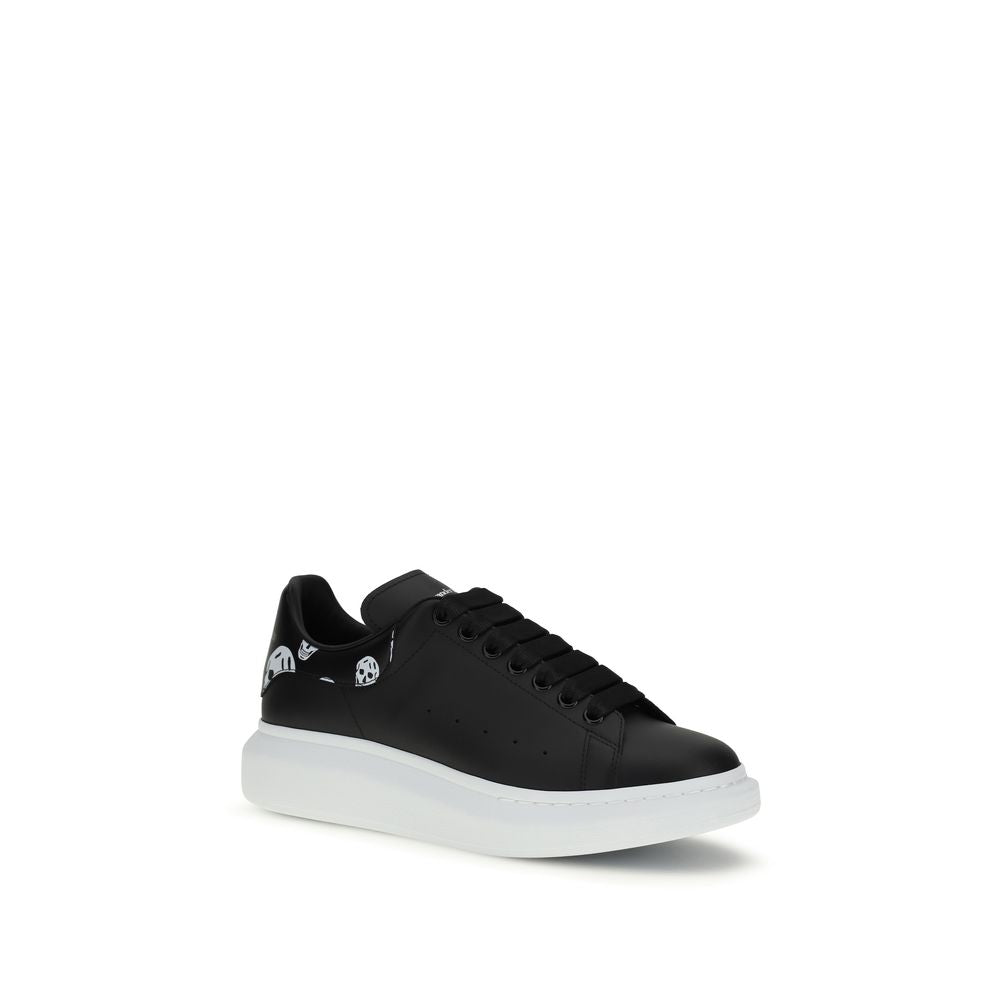 Sneakers by Alexander McQueen for men in bos taurus calfskin leather black, white, signature & print presents a sumptuous silhouette, artfully capturing the essence of the Skull Men's Chunky Bos Taurus Calfskin Leather Sneakers with its sumptuous chunky style design.