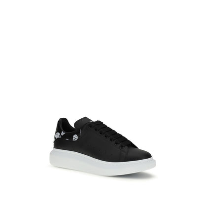 Sneakers by Alexander McQueen for men in bos taurus calfskin leather black, white, signature & print presents a sumptuous silhouette, artfully capturing the essence of the Skull Men's Chunky Bos Taurus Calfskin Leather Sneakers with its sumptuous chunky style design.