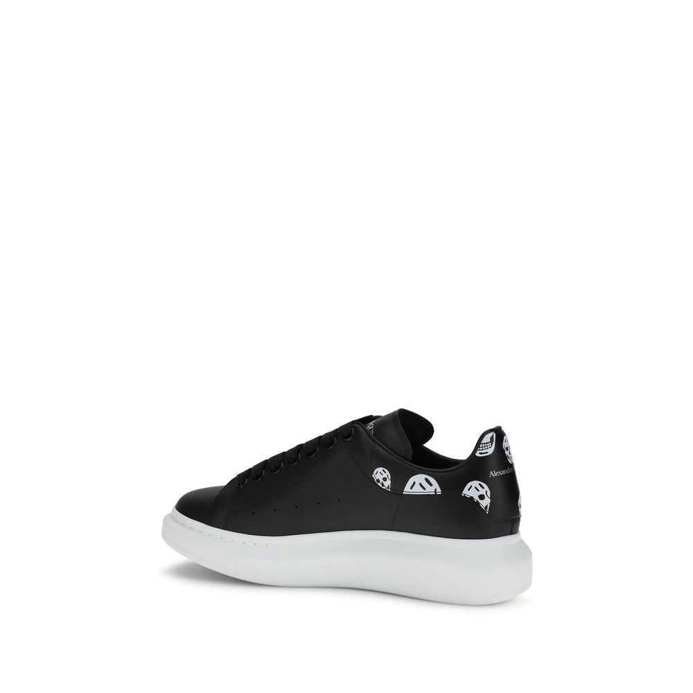 Sneakers by Alexander McQueen for men in bos taurus calfskin leather black, white, signature & print features an fashionable silhouette, showcasing the premium Skull Men's Chunky Bos Taurus Calfskin Leather Sneakers in a fashionable chunky style that offers a fashionable finish for refined style.