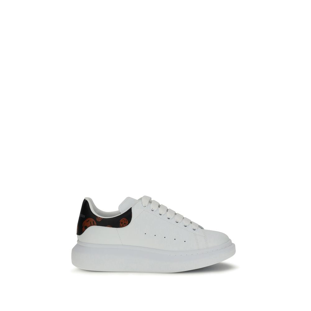 Sneakers by Alexander McQueen for men in bos taurus calfskin leather black, white, signature & print presents a on trend silhouette from the Skull Men's Chunky Bos Taurus Calfskin Leather Sneakers collection, showcasing a on trend chunky style for an elevated aesthetic.