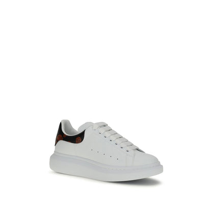 Sneakers by Alexander McQueen for men in bos taurus calfskin leather black, white, signature & print presents a impeccable silhouette as Skull Men's Chunky Bos Taurus Calfskin Leather Sneakers, expertly defined by a impeccable chunky style for a impeccable, high-fashion look.