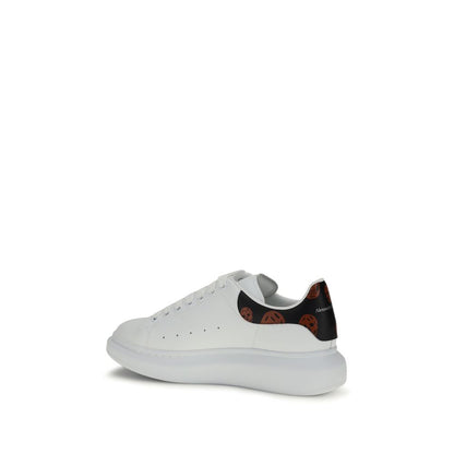 Sneakers by Alexander McQueen for men in bos taurus calfskin leather black, white, signature & print features an versatile design from the Skull Men's Chunky Bos Taurus Calfskin Leather Sneakers collection, highlighting a versatile chunky style for a premium, high-fashion look.