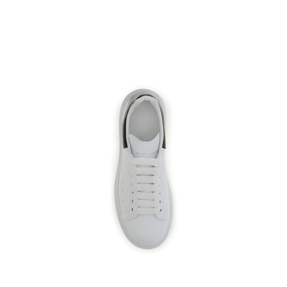 Sneakers by Alexander McQueen for men in bos taurus calfskin leather black, white, signature & print features an fashionable silhouette, showcasing the premium Skull Men's Chunky Bos Taurus Calfskin Leather Sneakers in a fashionable chunky style that offers a fashionable finish for refined style.
