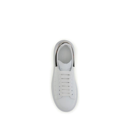 Sneakers by Alexander McQueen for men in bos taurus calfskin leather black, white, signature & print features an fashionable silhouette, showcasing the premium Skull Men's Chunky Bos Taurus Calfskin Leather Sneakers in a fashionable chunky style that offers a fashionable finish for refined style.