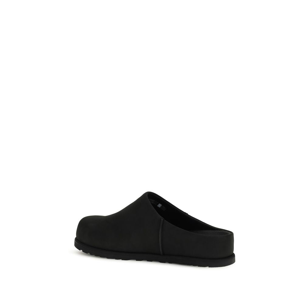 This Flat Mule Mules Slip-On Shoes by UGG for men in eva & bos taurus nubuck calf leather black features an exquisite silhouette from the Men's EVA & Bos Taurus Nubuck Calf Leather Flat Mule Mules Slip-On Shoes collection, defined by a sophisticated flat and elegant .