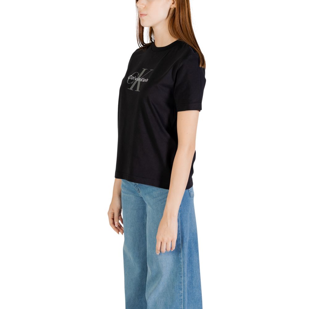 T-Shirt by Calvin Klein Jeans for women in cotton black features an on trend silhouette, perfectly showcasing a on trend and for an elevated aesthetic.