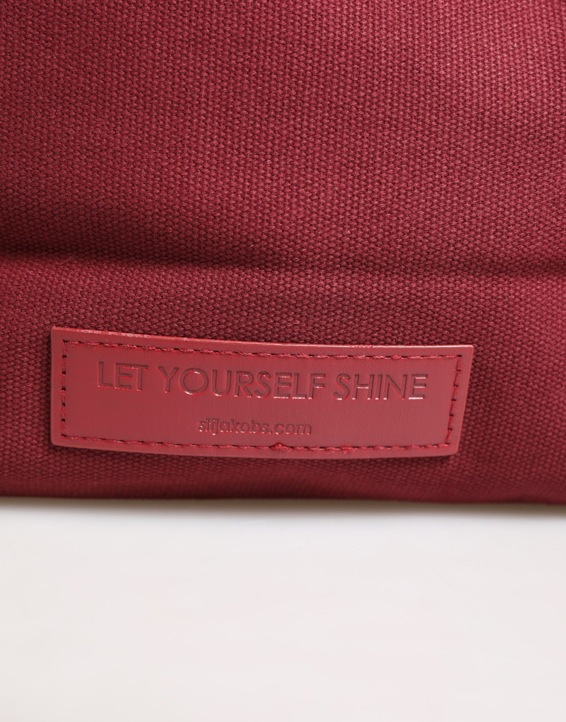 Shopper Tote Bag by SIF JAKOBS for women in cotton canvas burgundy features a jet-set sophisticated Cotton Canvas Shopper Tote Bag design with a secure , ample , and versatile handle for a jet-set sophisticated finish.