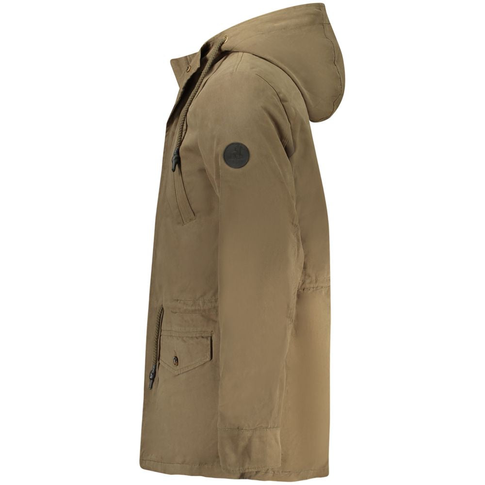 This Hooded Parka by U.S. Grand Polo for men in fur sheep leather & plush polyester green presents a enveloping silhouette, meticulously detailed with pockets & hooded and a enveloping .