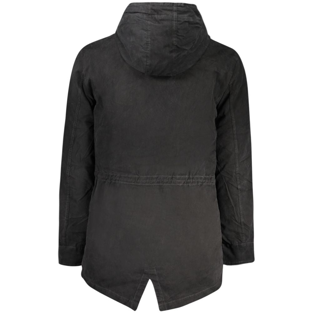This Hooded Parka by U.S. Grand Polo for men in sheep leather polyester fur black presents a enveloping silhouette, meticulously detailed with pockets & hooded and a enveloping hooded neckline.
