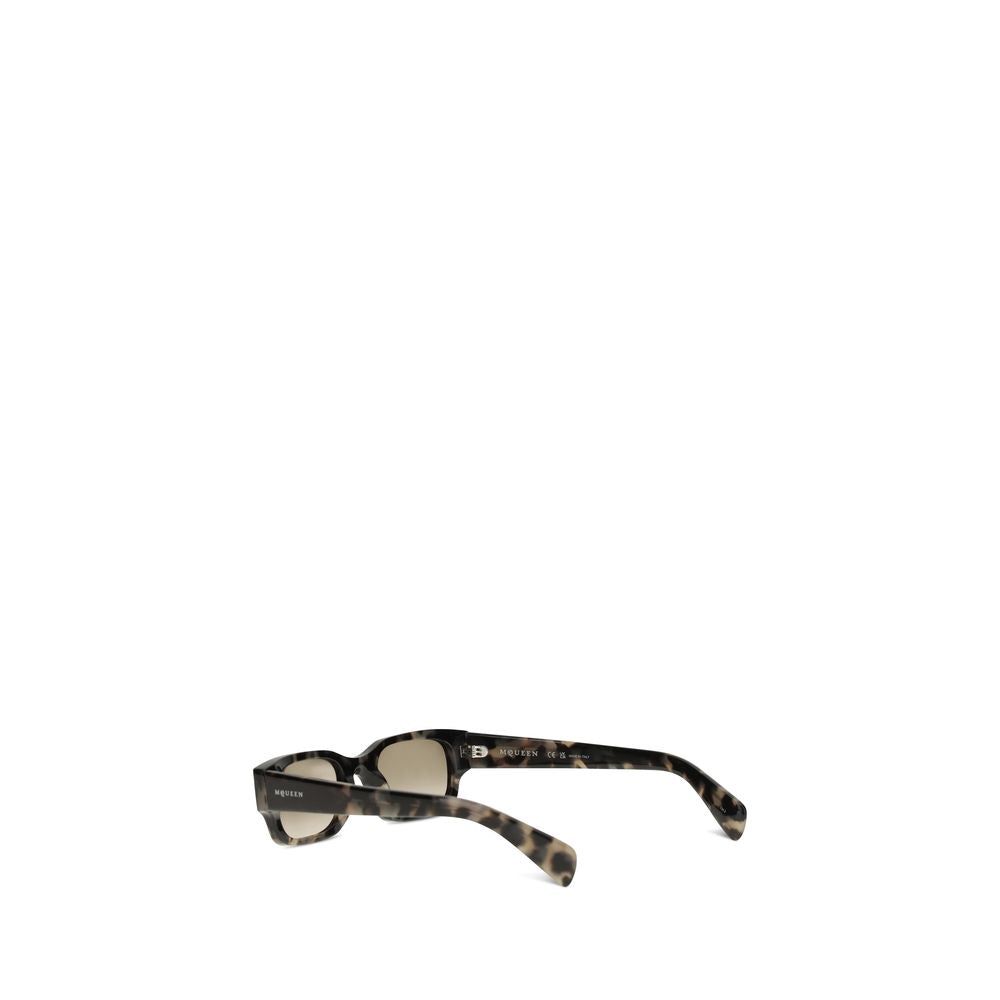Sunglasses by Alexander McQueen for women in wool polyamide tweed gradient, black, brown & silver showcases a ethereal silhouette, featuring brown coloured frame with gradient lens for a ethereal finish.