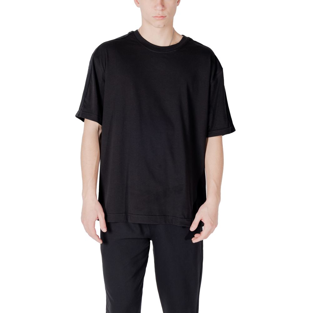 Activewear T-Shirt by Calvin Klein Sport for men in stretch polyester cotton black features a dynamic silhouette with short-sleeve and enhanced by functional breathable-design.
