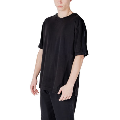 Activewear T-Shirt by Calvin Klein Sport for men in stretch polyester cotton black presents a kinetic silhouette, showcasing the kinetic and alongside functional breathable-design for a premium, athletic look.