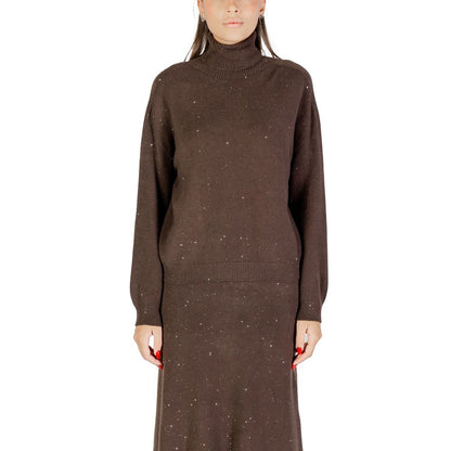 Sweatshirt by Liu Jo for women in polyamide polester viscose brown features an magnificent silhouette, showcasing a sophisticated high-neck neckline and long-sleeve detail for a truly magnificent finish.
