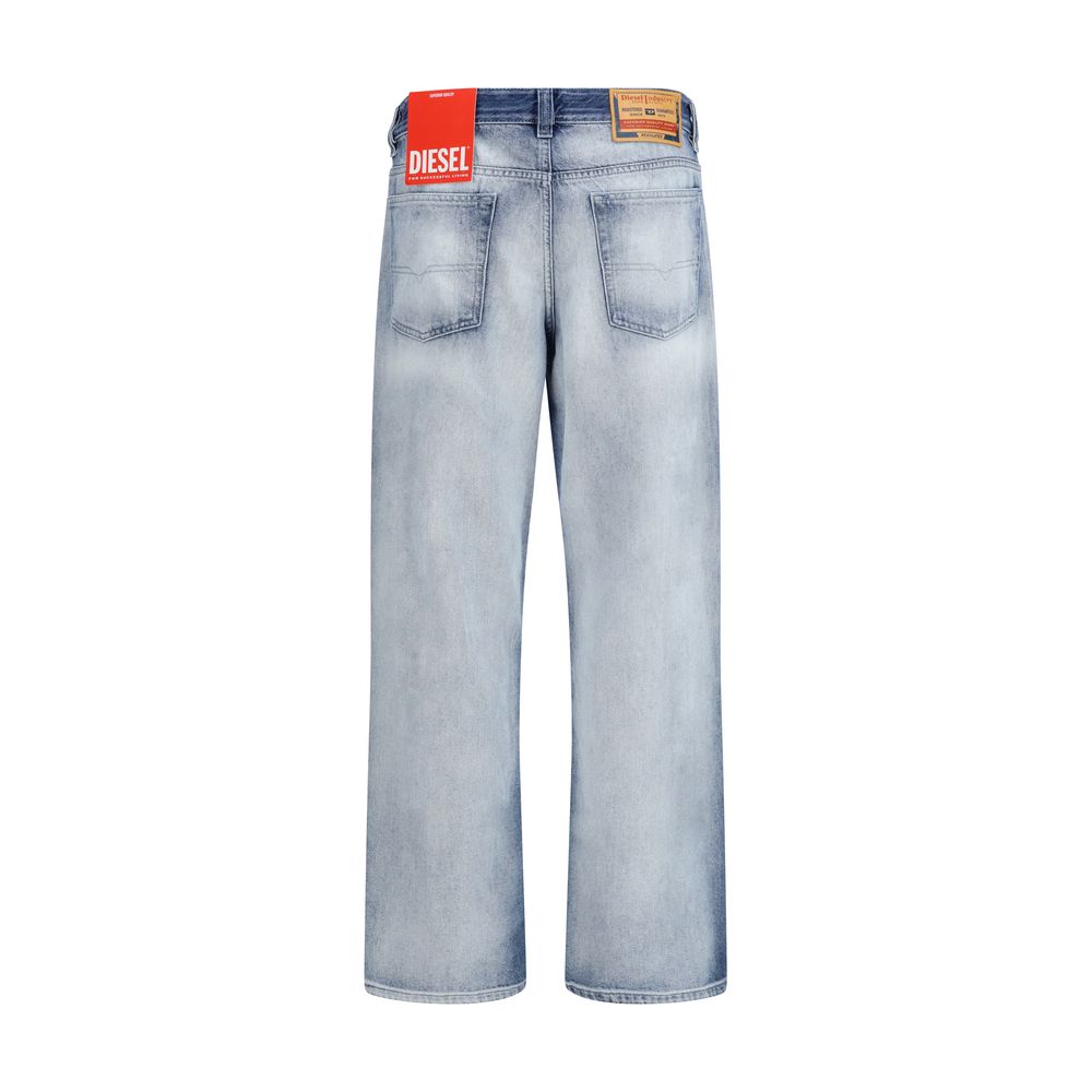 Jeans by Diesel for men in cotton denim & calf leather blue features a refined silhouette with a refined bootcut, regular-fit & slim, defined by a low rise and a refined long for a refined finish.