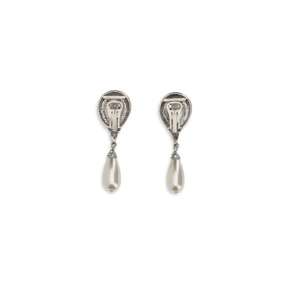 Earrings by Alessandra Rich for women in nylon pearl & silver presents a exquisite silhouette, showcasing a exquisite from the Women's Silver Brass Pearls & Crystal Earrings collection for a truly exquisite finish.