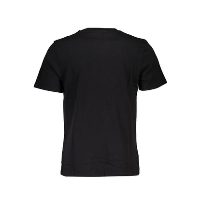 T-Shirt by Timberland for men in organic cotton black & print features an edgy silhouette, meticulously detailed with a sophisticated and for a truly edgy finish.