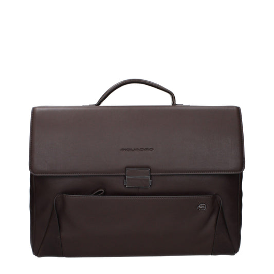 Briefcase by Piquadro for men in leather brown presents a architectural silhouette, perfectly capturing the Leather Briefcase aesthetic with a secure , ample laptop-compartment, and versatile adjustable-strap.