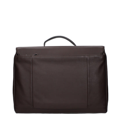 Briefcase by Piquadro for men in leather brown presents a contemporary silhouette from the Leather Briefcase collection, featuring a contemporary , ample laptop-compartment, and versatile adjustable-strap.
