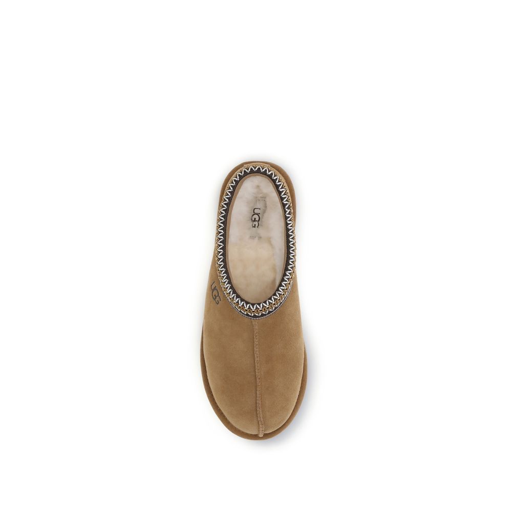 Flat Mule Mules Shoes by UGG for men in polyester suede leather beige features an dynamic silhouette from the Men's Polyester Suede Leather Flat Mule Mules Shoes collection, defined by a dynamic and flat for a dynamic look.