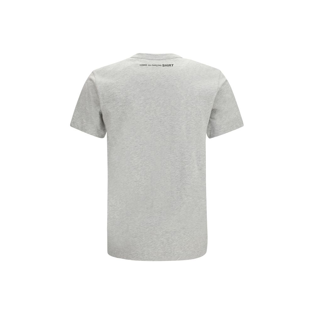 Activewear T-Shirt by Comme Des Garçons for men in cotton gray & print features an ergonomic design with , highlighting a ergonomic length and ergonomic for a high-performance look.