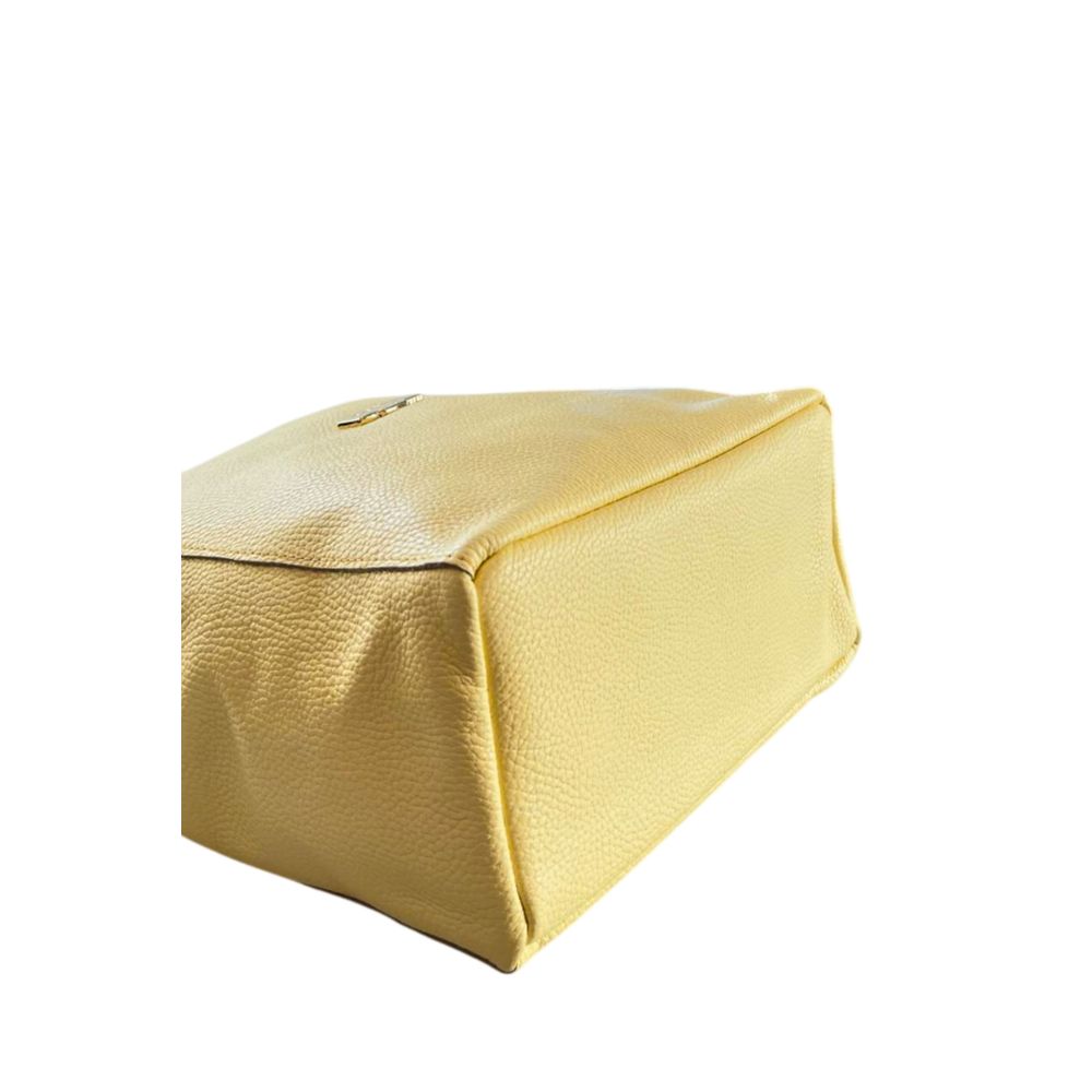 Shoulder Clutch Handbag by Baldinini Trend for women in cowhide bicolour & gold features a architectural silhouette, showcasing a secure zipper, ample built-in-compartments, and versatile shoulder-strap for a architectural finish.